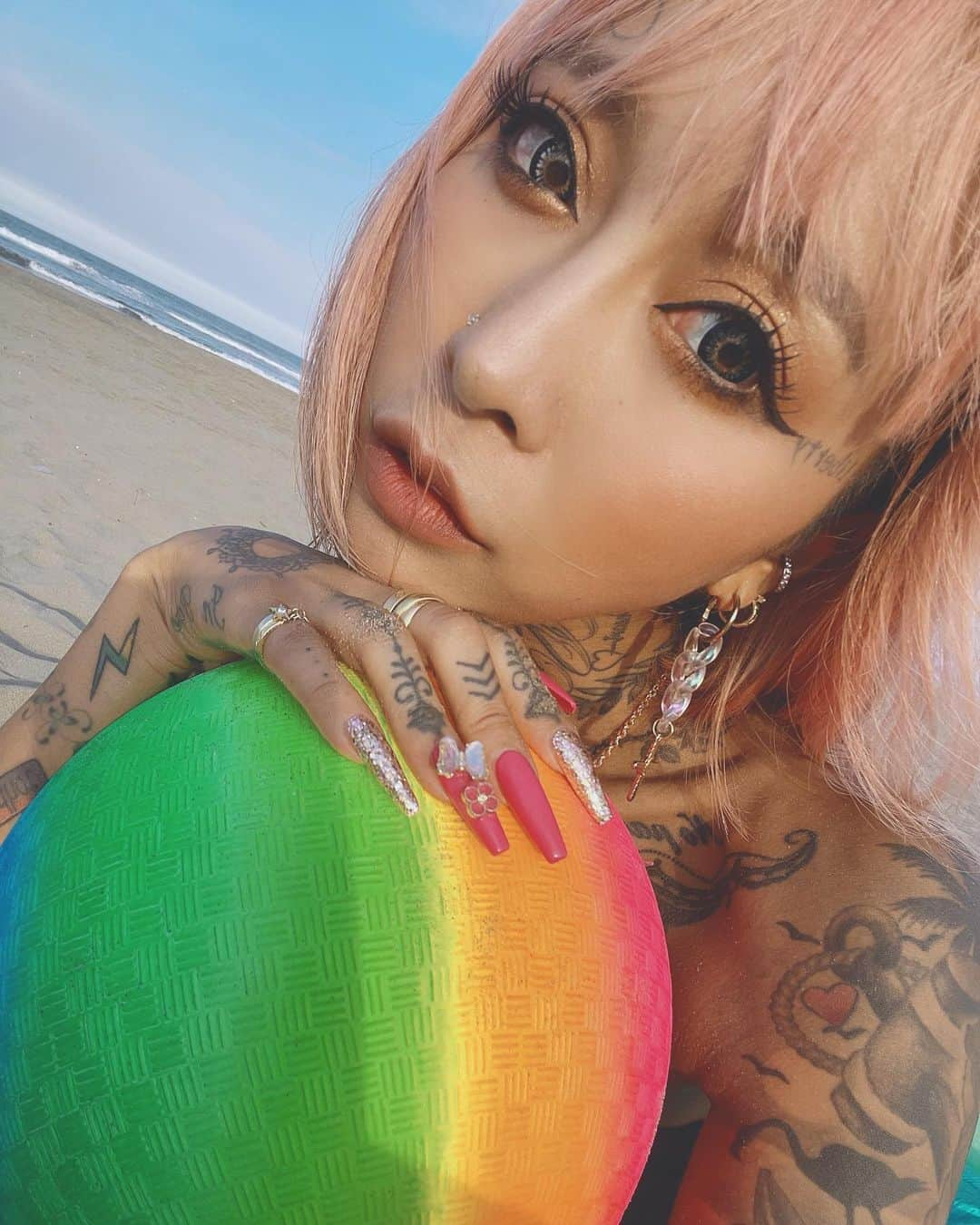 泉麻那のインスタグラム：「.  🏖🌈🌺」