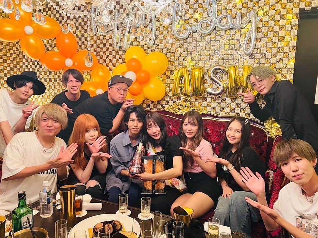 あーてぃんのインスタグラム：「誕生日当日にこたろーくんがたくさんの人に声をかけてくれて盛大な誕生日パーティーを開いてくれました😭❤最初は嫌いだった大阪もみんなのおかげで大好きになれました。本当にアイシャのために集まってくれてありがとうございます。そして、こうゆうのは不器用で苦手なのにここまで人を集めてアイシャを幸せにしてくれたこたろーくん。本当にありがとう。大好きです。幸せ😭❤」