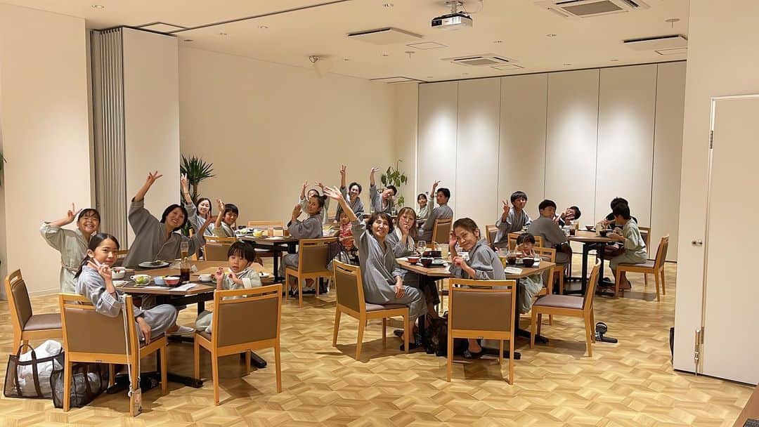 カノンのインスタグラム：「幸せ。3年振りの再会。 人数多すぎて宴会場でご飯」