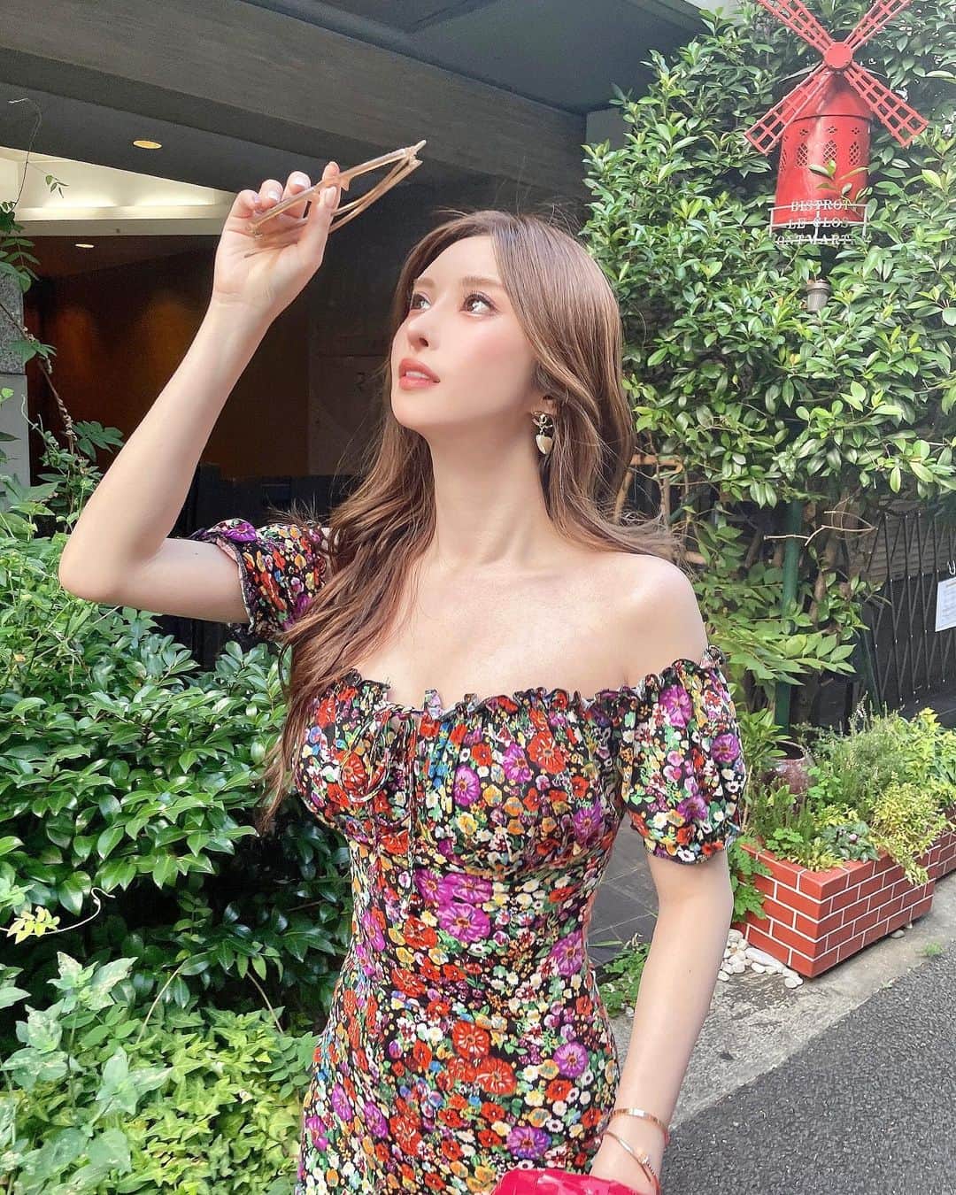 藤咲めいのインスタグラム：「みんなはお盆ゆっくりできた？🫶🏻💗  エクステつけたのでスーパーロング💪  #エクステ #プルエクステ #ロングヘア #hair #onepiece #オフショル #bottegaveneta #fashionsnap #snap」