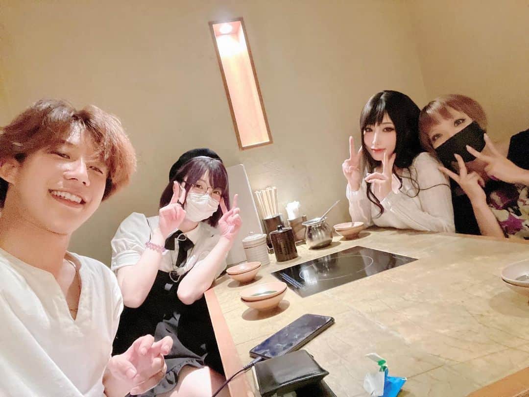 小桃のインスタグラム：「2022/8/14 コスホリック 昨天去了COSHOLIC在雨波的攤上幫忙‼️💪🏻 我是第一次去コスホリ這活動，真的不敢到處看🫣///（我害羞仔喇！ 剛好雨波的攤旁邊就是小莎！驚喜了！很久沒見了！也很感謝小莎和她的朋友今天幫忙了！  在場外幫忙顧排隊隊伍時，有位Staff可能看我一個人沒事無聊🥹就跟我聊了起來，英語講超好的！！ 快完場還突然送來了飲料真的驚喜感謝😱  今天真的辛苦雨波、咕咕美老婆和邵了💪🏻💪🏻💪🏻 邵還是突然被我抓來幫忙了😂真的幸好找來了還趕到拍照時間！辛苦了！！！ 我也第一次體會了當帶途中隊伍的領頭Staff🤣🤣🤣🤣(舉著手領隊伍 晚餐聊很開心快笑死😂  最後照片紀念一下我開場時就爛掉的鞋子。🫠（膠帶捆幾圈 基本上我全日也差不多是穿著襪子在場內走動😂沒被踩到腳真是萬幸www  兩天也是スタッフ但還是昨天コミケ更累www 兩天也是寶貴的體驗！  #コスホリック #コスホリ #cosholic」