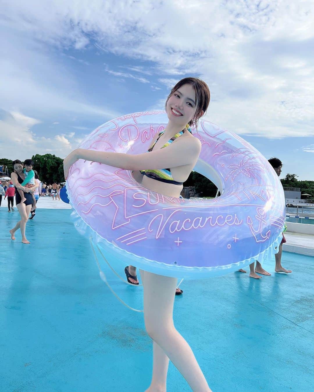 のインスタグラム：「いつも応援してくださるフォロワーの皆様へ🙋🏻‍♀️💓 皆さんともっと色んな形でつながれるよう この度、新しいことを２つ始めました📢👏🏻  その１🎉 @mi_glamu にて会員制公式ファンサイトを開設🌸 どのSNSにも載せてないオフショットや 自撮りアップ写真、動画も限定公開していきます🔓  その２🎉 オリジナルメッセージ動画サービス @cameo.japan のメンバーになりました🙌🏻 皆さん一人一人のリクエストに合わせて 30〜60秒くらいのメッセージ動画を 撮ってお届けします😉  ⚠️アプリダウンロードは不要です ブラウザからログイン→リクエストでお願いします🙇🏻‍♀️  🚩Mi-glamuへの入会や Cameoでの動画リクエストは プロフィール欄のURLか ハイライトのURLから飛べます🕊  これからも試行錯誤しながら 応援してくれる皆さんとのつながりを 増やしていきたいと思うので 引き続きよろしくお願いしますっ🥺✊🏻  #お知らせ #miglum  #coverju #cameo  #ファンサイト開設  #いつもありがとうございます #水着 #プール #浮き輪」