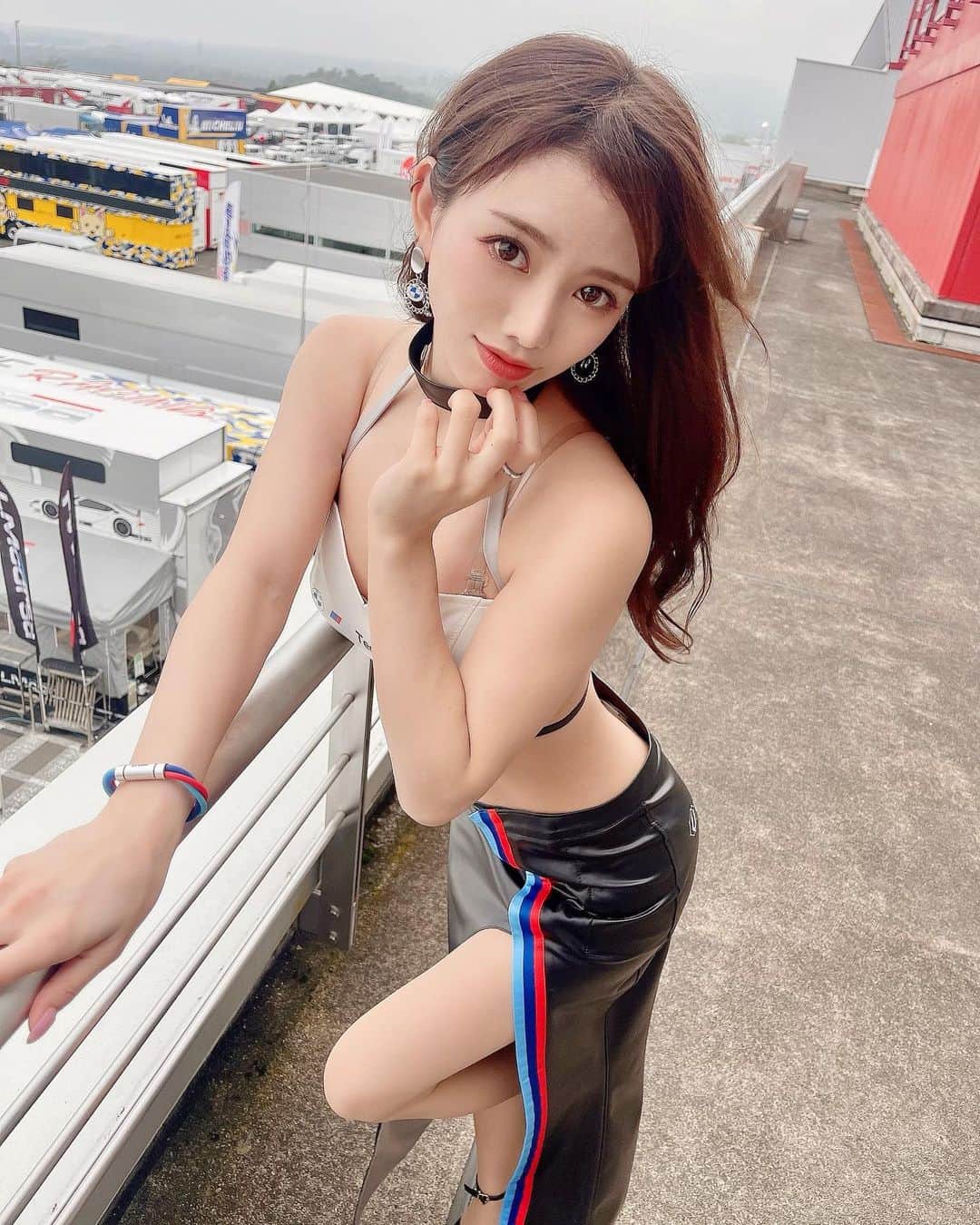 のインスタグラム：「YouTubeでStudieTV観てたら早くレースに行きたくなっちゃった🥰 、 、 、 #SUPERGT #BMWTeamStudie #BMW #Mパフォーマンス  #スーパーgt #サーキット #脚 #美脚 #レースクイーン #ポートレート #写真  #sgt #mperformance #leg #legs #racequeen #rq #circuit #photography #portrait  #레이싱모델 #賽車女郎 #서킷 #模特 #车模 #照片 #美腿 #다리」