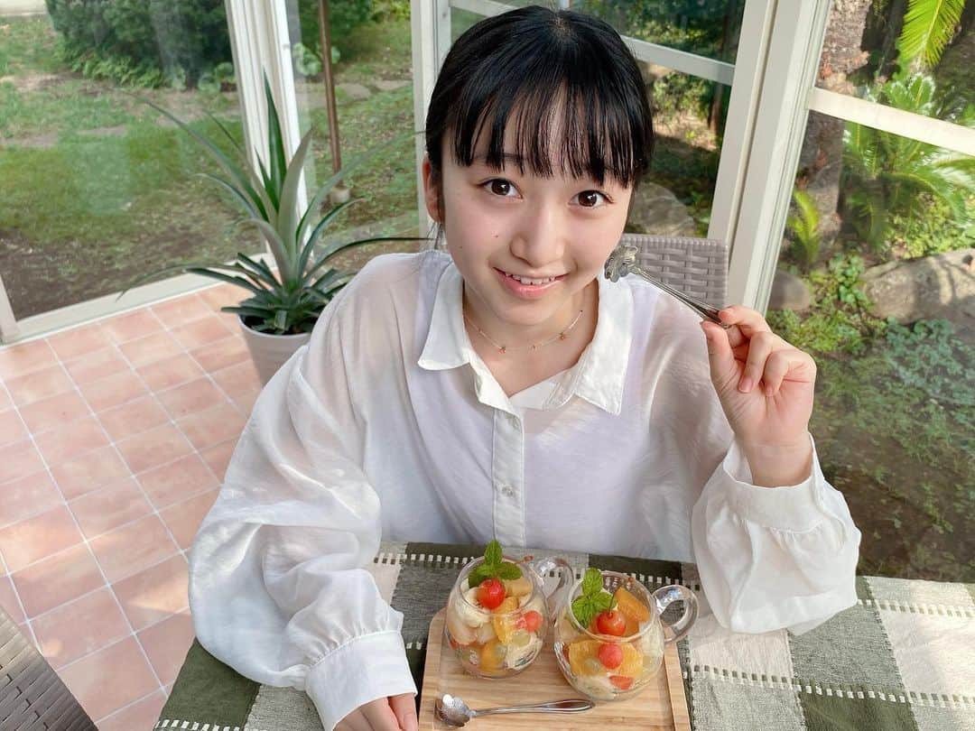 横溝菜帆のインスタグラム：「.   久しぶりにフルーツポンチを作ってみました🍹 涼しげで、とても綺麗です✨  まだまだ暑い日が続きます。 皆さんも体調に気をつけてくださいね🌿  #横溝菜帆 #フルーツポンチ」