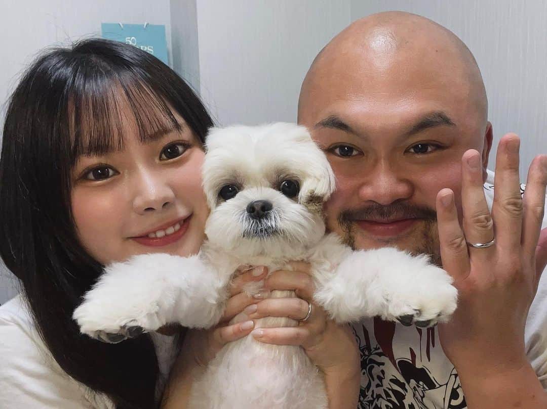 早乙女ゆみのさんのインスタグラム写真 - (早乙女ゆみのInstagram)「鬼越トマホーク坂井良多と結婚しました💍  わたしもついに人妻になってしまいました、、笑 わたしたちは出会ってからずっと仲良しですが喧嘩もよくします。たまに金ちゃんも巻き込んでしまいます👊笑 でも、ちゃんと仲直りし、お互い支え合って生きていきたいと思います！  りょうちゃんのおかげで毎日本当に楽しくて幸せです🌈 いつも笑わせてくれてわたしの生きがいです☺️  これからもたくさん頼ってしまうかもしれませんが、わたしもりょうちゃんの弱いメンタルをケアしてあげられるように頑張ります🔥  みなさま、今後ともよろしくお願い致します。  2022.08.12」8月15日 21時37分 - yumino1105
