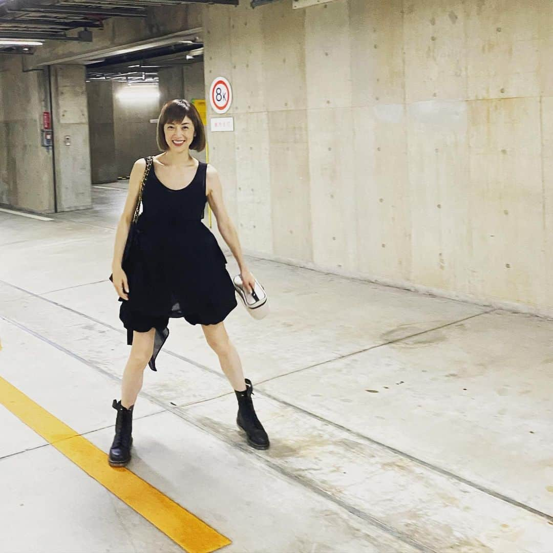 高岡早紀 さんのインスタグラム写真 - (高岡早紀 Instagram)「私服。 忙しくなればなるほど、黒の服が多くなる… さて、数日後には舞台の幕が上がります… 頑張ろっと。。  #カボチャパンツ　#maytwelve  #毛皮のヴィーナス　#シアタートラム　#私服」8月15日 21時47分 - saki_takaoka