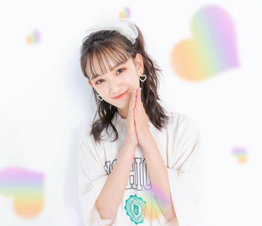 ニコ☆プチのインスタグラム：「🤍🌈✨  今月号のプチ㋲連さいは「リナのディズニー愛」特集✌🏻💖  リナが大好きなアナ＆エルサになりきっているので チェックしてみてね‼︎👸🏰🧊 今めちゃくちゃハマっているという 食べものも発表してます🙋🏻‍♀️💚  「いつも応援ありがとう🙏🏻💗」ポーズをどうぞ🙌🏻  @rina_kawaguchi_official  #川口莉奈 #ニコプチ #アナ雪 #ディズニー #fjc #中学1年生 #中学生 #ラブトキシック」