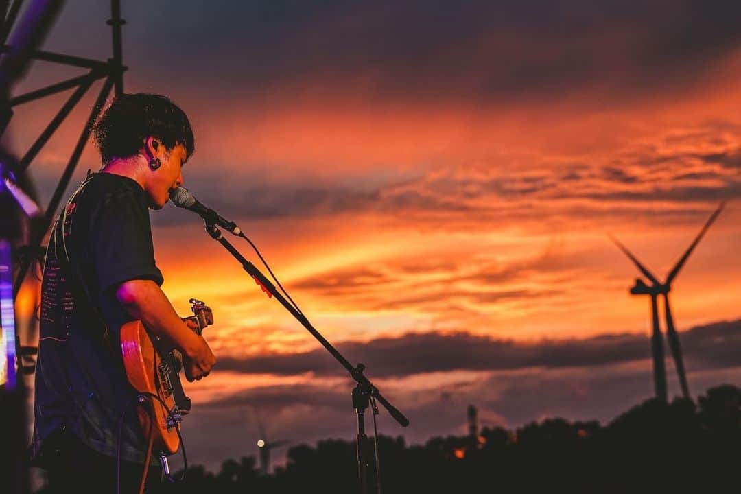 石原慎也のインスタグラム：「RISING SUN ROCK  FESTIVAL2022 in EZO 石狩湾新港樽川ふ頭横野外特設ステージ　白石カメラ  台風やコロナで約４年ぶり。 我慢したね。 初のステージはRED STAR CAFEだった。懐かしいなぁ。  あの日いつか夕陽の見える大きいステージでライブしたいって思っていたそれが今年叶いました。 今日もまた色んな気持ちで「いつか」を歌えた。次はメインで。  EARTHステージ、最高の景色ありがとうございました！  photo by 白石達也 @t_s_p_1988   It has been 4 years since because of the typhoon and Corona. his fault. We put up with a lot. My first stage was RED STAR CAFE. I miss it so much.  I had wanted to perform on a big stage with a view of the sunset that day, and it came true this year. Today, I was able to sing "Itsuka" again with various feelings. Next time, I will hope perform on the main stage.」