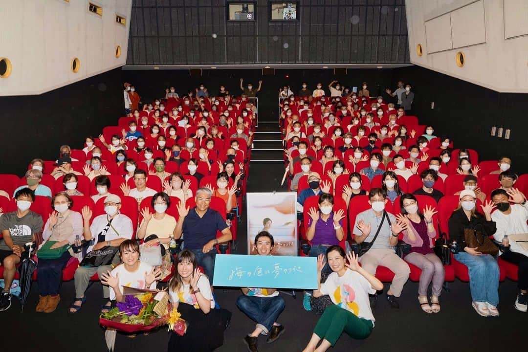 永楠あゆ美さんのインスタグラム写真 - (永楠あゆ美Instagram)「「海の色は夢のつづき」上映会 @umiyume2022  7/30と8/11に静岡で映画の上映会を開催しました。 製作してきた作品をお客様にお届けすることができて、本当に本当に嬉しかったです。  「映画を作りたい」という自分のエゴのような、情熱のようなスタートでしたが、 携わってくださったお一人お一人が才能や想いを集結させてくださったからこの日がありました。 そして、お客様に受け止めていただいて、やっと作品としての意味を持てたのではないかと思っています。  ひとつひとつの出会いが私の糧です。 これからも作り手の思いを乗せてお客様にお届けするところまで。そんな作品づくりに携わっていけたら光栄です。  本作も、今後も上映をしていけるよう頑張りますので、引き続きよろしくお願いします！  #海の色は夢のつづき #うみゆめ静岡 #うみゆめ #海ゆめ #永楠あゆ美 #enagraph #映画製作 #静岡映画 #静岡」8月15日 15時01分 - ena.a.a