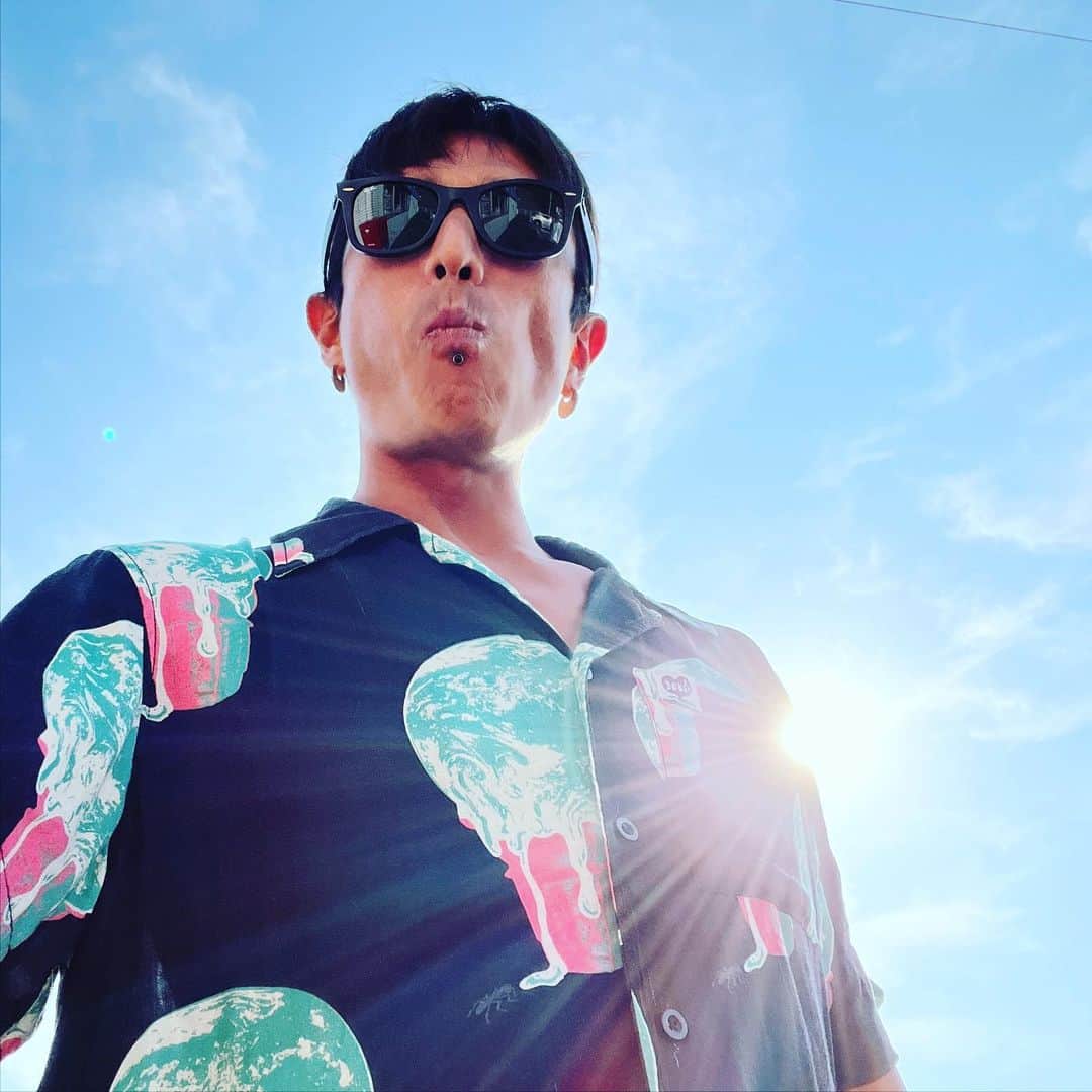 伊勢谷友介のインスタグラム：「The earth melting like ice cream. My favarite shirts. and your shorts.  @deuscustoms  #deusjapan  #shirts  @wlm.jpn」
