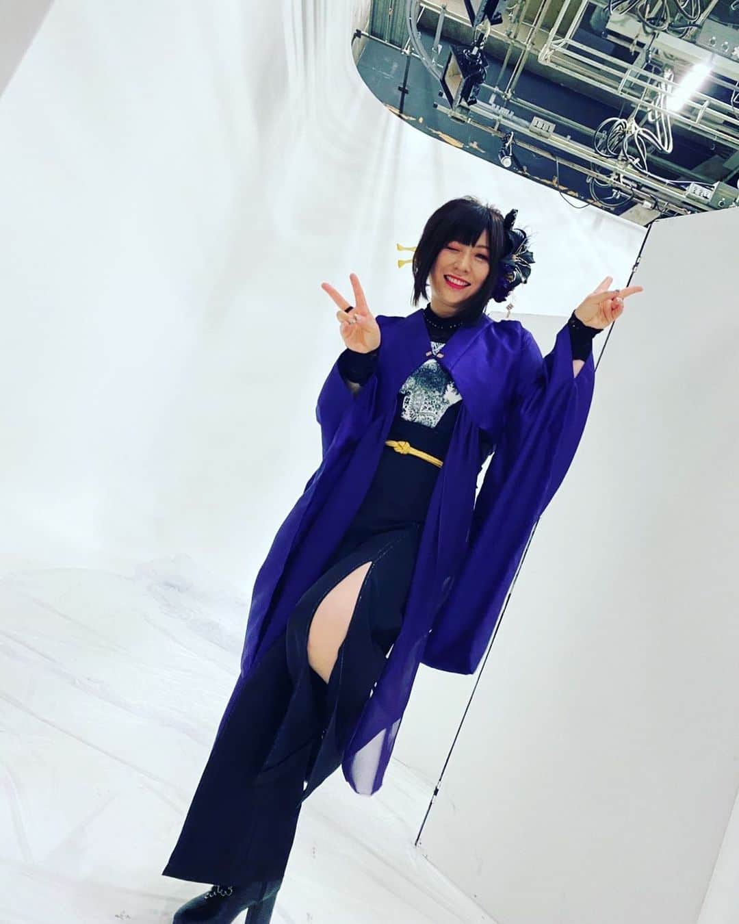 鈴華ゆう子のインスタグラム：「#和楽器バンド のアルバム #ボカロ三昧2 が配信先行リリースされました。配信版のアルバムには「ド屑」も収録されてます。 よろしくお願いします！ 撮影の日の一コマ。  #鈴華ゆう子  #Wagakkib」