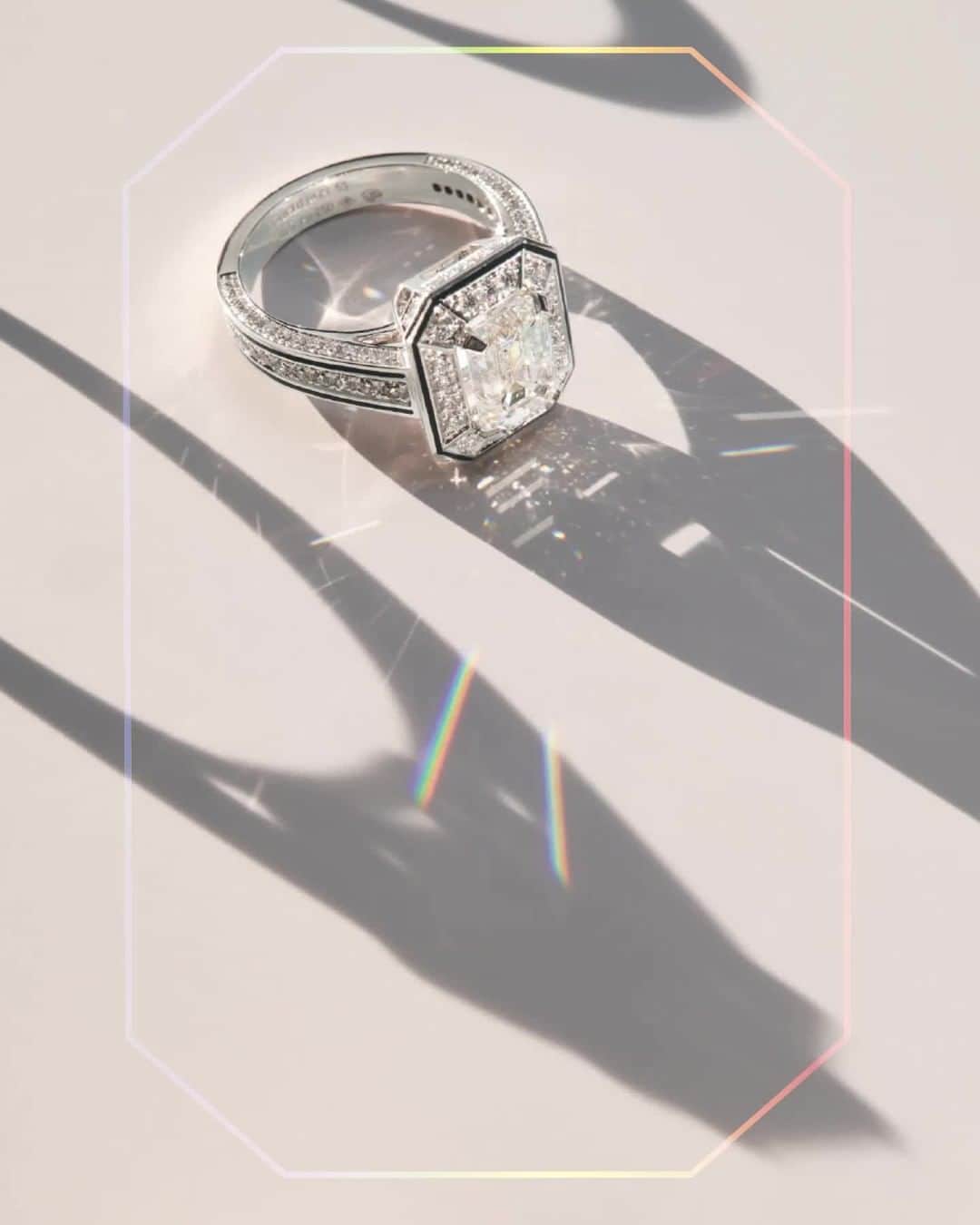 のインスタグラム：「SOUND ON - Vendôme Liseré takes a summer break with the sound of the waves.⁣ #BoucheronLiseré」