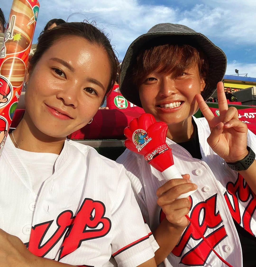 川島はるなのインスタグラム：「. 少し前の初カープ😳❤️🤍⚾️  #カープ観戦 #カープ女子 #りかいつもありがとう」