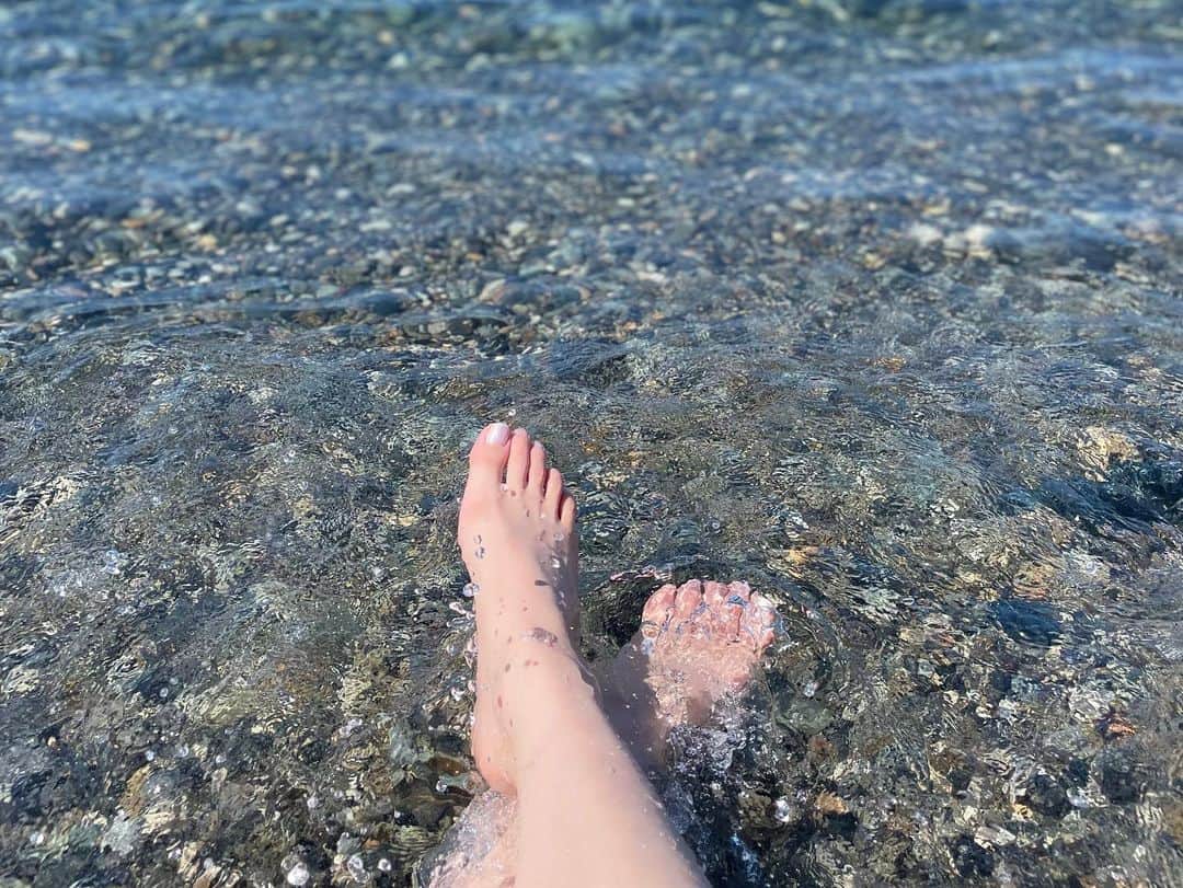 乃亜のインスタグラム：「とても綺麗な海でした ・ ・ ・ 波打ち際で撮った無防備な写真はファンティアに投稿しました、みてね🤍」