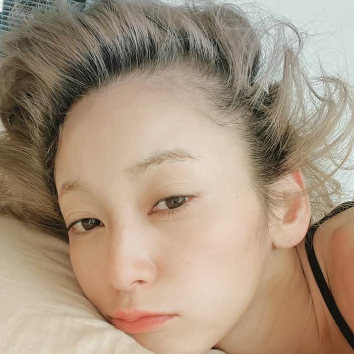 西山茉希さんのインスタグラム写真 - (西山茉希Instagram)「寝起きで髪の伸びを感じる。 夏の真ん中らへんかな。  まだまだ詰め込んでゆけるだけ。 きっとこっからもあっとゆうま。 三人四脚の紐をしめよう。  #朝から笑われる #母さんの寝癖 #これもまた我々の思ひ出  夏日記。」8月15日 17時43分 - maki.nshiyama50