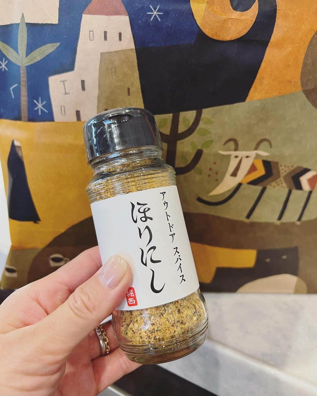 畑野ひろ子のインスタグラム：「我が家で、最近常備している万能調味料🧂 カルディで見つけたので、買い足し。 キャンプする方には、有名なものらしいですね😄 啓太さんから教えて貰ってから、いろいろ使ってますが、炒め物・チャーハンなんでも味が美味しく決まる助っ人調味料😆」
