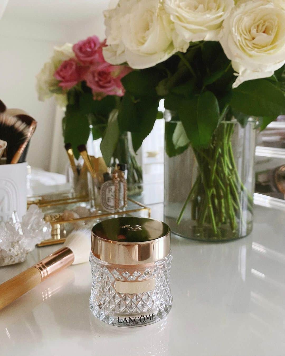 中世古麻衣のインスタグラム：「𝑇ℎ𝑎𝑛𝑘 𝑦𝑜𝑢🥀 @lancomeofficial   LANCÔMEさんから、とてもラグジュアリーなクリームファンデーションが届きました。  『アプソリュ タン サブリムエッセンス クリーム』9月2日(金)新発売 ジュエリーのようなパッケージを開けるとローズの香りにうっとり。 南フランスのヴァレンソル高原で有機栽培されるバラの花から抽出した独自の美容成分や、24金を贅沢に配合しているそう。  軽やかで密着感が心地よく、ベールがかかったような自然なツヤ肌に導いてくれる。  #ランコム #アプソリュ #クリームファンデーション #PR」