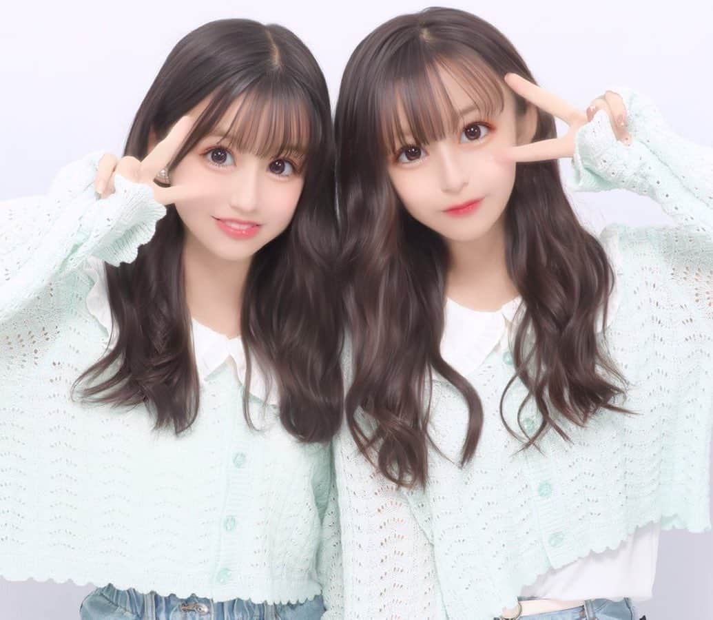 ゆめ & じゅなさんのインスタグラム写真 - (ゆめ & じゅなInstagram)「結愛ちゃんとプリクラ撮ってきたよー💓 久しぶりにお揃いの服着て撮ったよ♡ ちなみにゆめじゅなのお気に入りのプリ機は97%セントだよ👍💖  #ゆめじゅな #野崎結愛 #野崎珠愛  #姉妹 #2歳差姉妹 #jc #中3 #中1  #プリクラ#プリ機 #ピース #ハート #97パーセント #おそろい #双子コーデ #おそろいコーデ #レピピアルマリオ #repipiarmario #夏休み #満喫中」8月15日 18時53分 - yumejuna