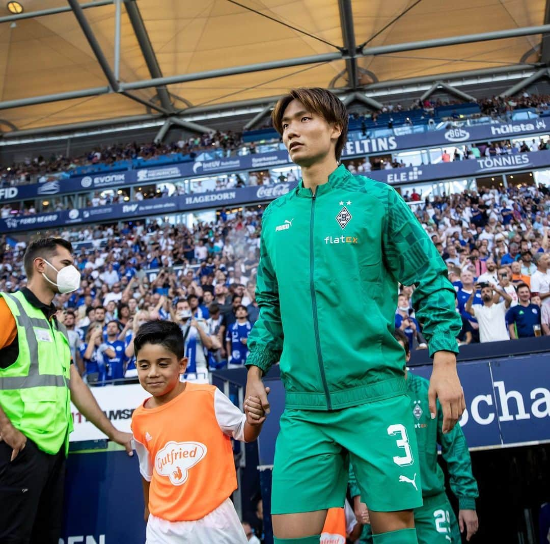 板倉滉さんのインスタグラム写真 - (板倉滉Instagram)「Thank you to all the players, staff and fans at @S04 for such a warm return on Saturday.  It was great to see you all again.  Keep going💪🔥 @borussia」8月15日 19時29分 - kouitakura