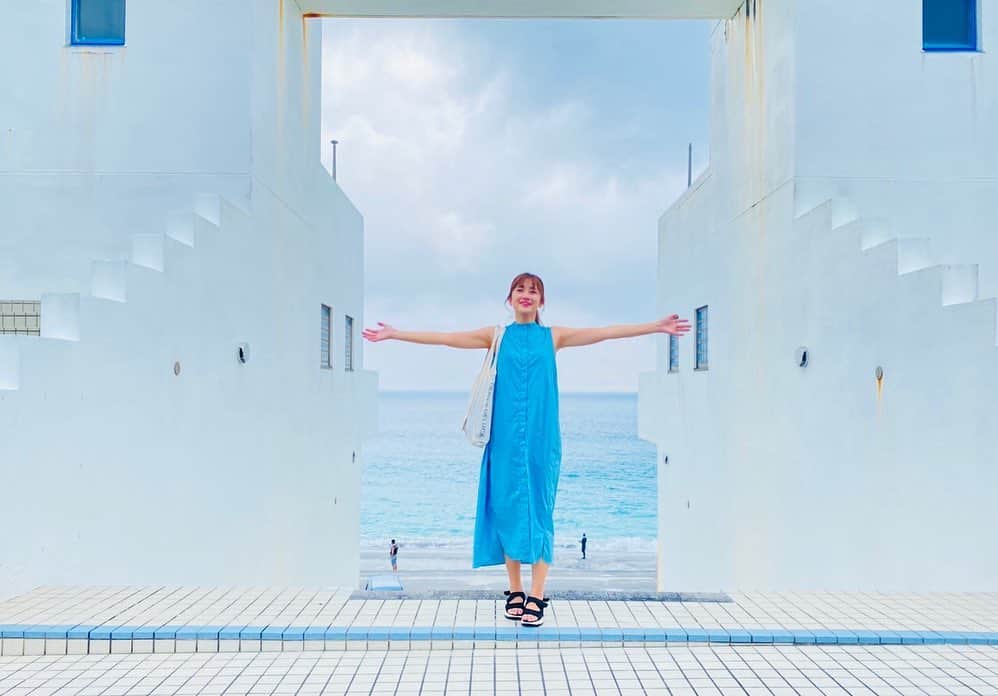 のインスタグラム：「新島と式根島また行きたい〜！ インスタ映えスポットの羽伏浦海岸🐬🏝  動画まだご覧になっていない方は プロフィールのURLからぜひ☺️🌺  #新島  #羽伏浦海岸  #インスタ映えスポット  #動画でインスタ映えスペットって言ってます笑」