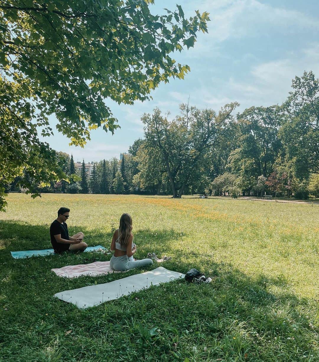 Weronika Bielikさんのインスタグラム写真 - (Weronika BielikInstagram)「Just a small reminder that the most precious things in life are for free ❤️ have a beautiful week! #yogainthepark #staypresent」8月15日 19時31分 - veronicabielik