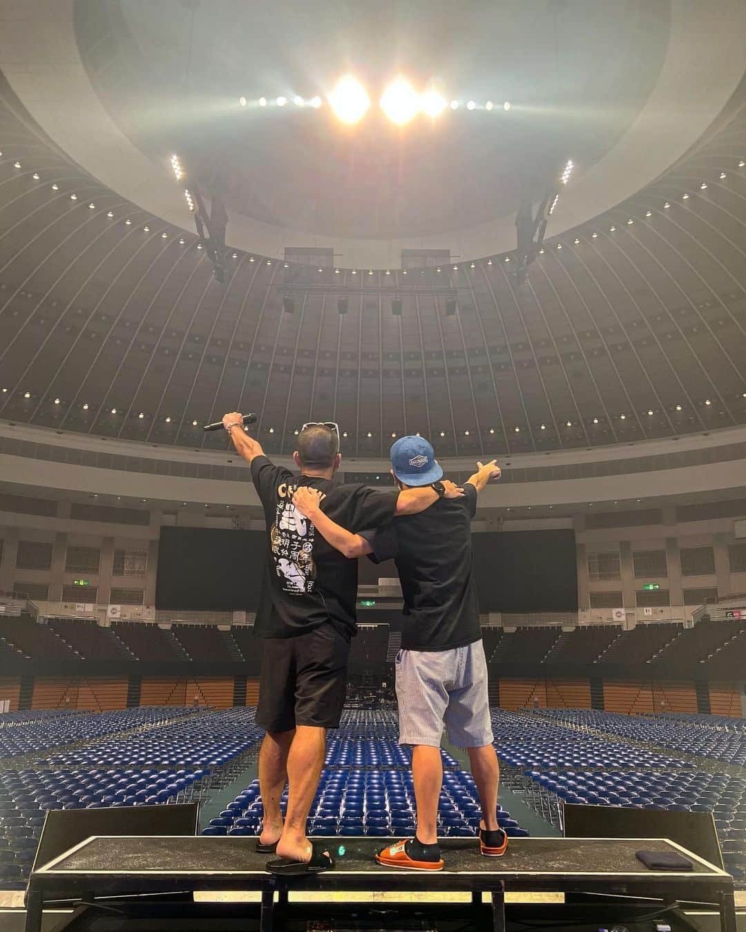 大蔵のインスタグラム：「Hey,Bro!🤙🏽🤙🏽🤙🏽🤙🏽  Nihon Gaishi Hall in Nagoya🏯 I came here for the first time in 5 years!! . 5年ぶりの日本ガイシホール、 名古屋デラドモアリガット🤙🏽 . #ケツメイシ #ktm #ケツメイシ大蔵 #ケツメイシryo  #musician #music #musicislife  #二十周年 #全国ツアー #名古屋  #日本ガイシホール　 #なんかエセ友情www  #ビジネスパートナーwww #パイセンとは27年 #酒量も毛量も多いまもなく50歳 #mcネタ泥棒はもうアカンで😁 #ネタバレ禁止でドゾヨロシック #ひつまぶしはウマ杉晋作 #ウナギパワーでノリノリドモアリガット #だもんで　#また来るでよ」