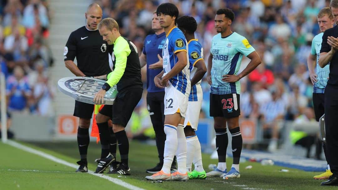 三笘薫のインスタグラム：「My first official match in Brighton. One of my dreams came true. Thank you very much for your support.  ブライトンでデビューすることが出来ました。素晴らしい雰囲気でプレーできて感謝しています。 次は勝利出来るよう頑張ります!」