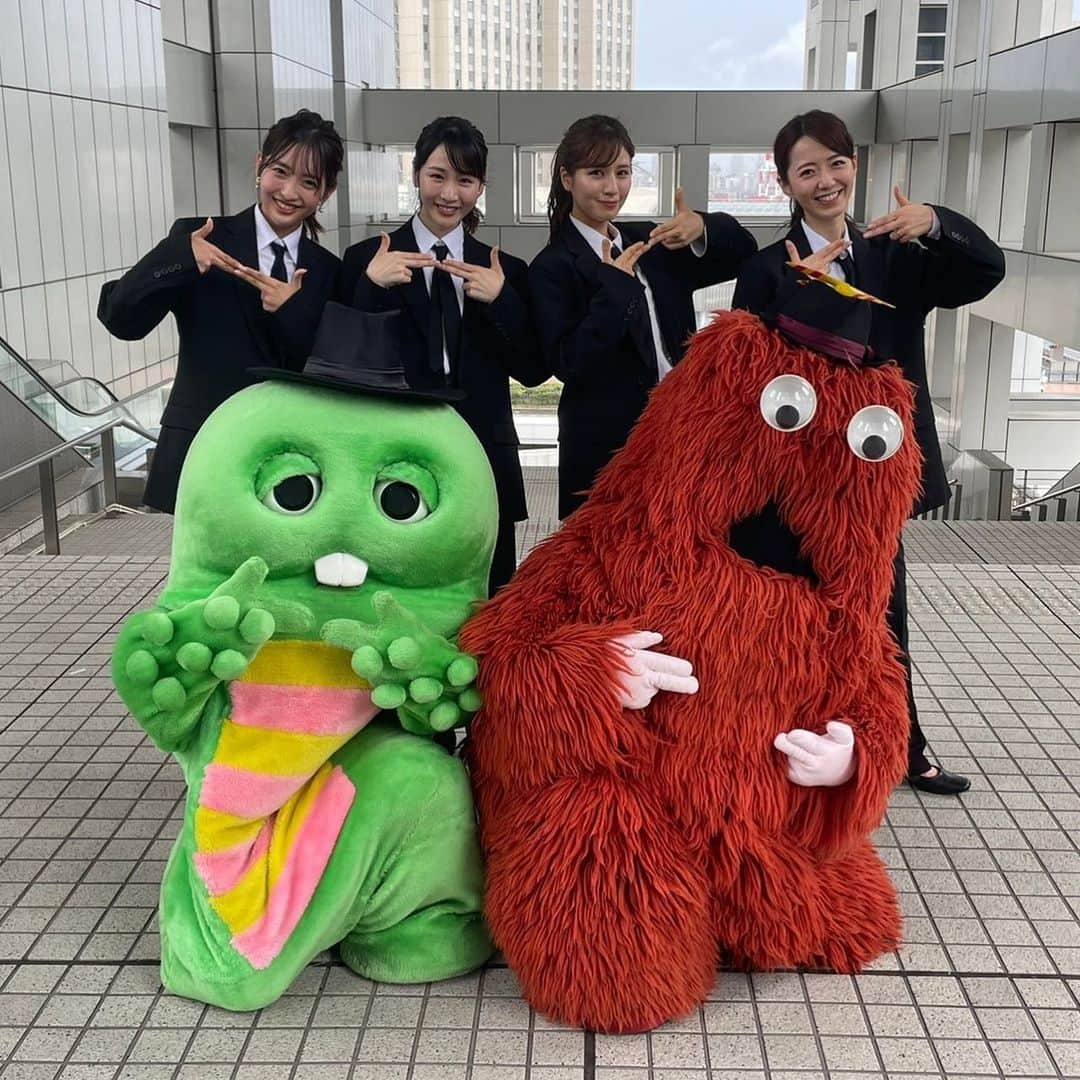 内田嶺衣奈のインスタグラム：「🕺  先日ガチャピンムックとダンスをしてきました💚❤️！！  曲目は…野猿のBe cool!✨ しかも当時の野猿のPVを撮影した場所と同じ場所での撮影でした🥹  むか〜しダンス部だった私。 ダンスの習い事をしていた時期もありますが、全く踊らなくなってもうはや何年。。😂笑  かなりのブランクがありながらも、堤アナ、藤本アナ、岸本アナと一緒にみんな汗だくで頑張ったのでぜひご覧ください😂🫶  ガチャピン・ムックのダンスがキレキレでした🤭👏！！  ガチャピンムックの公式YouTubeチャンネル 「ガチャピンちゃんねる」で公開されています💚  #YouTube #ガチャピン #ムック #ガチャピンちゃんねる #踊ってみた #フジテレビアナウンサー #堤アナ #藤本アナ #岸本アナ #みんなのおかげでがんばれましたありがとう😭」