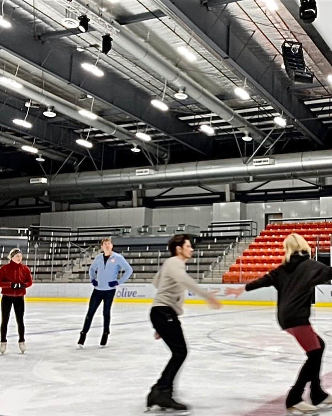 シネイド・ケアーさんのインスタグラム写真 - (シネイド・ケアーInstagram)「What a great time @johnkerrsk8er and I had at @greatparkice working with @alexa_knierim and @brandon_f1992 for this years long program😎🙌🏻 Also had fun with this super talented Junior team who are also destined for great things😊 Thank you for having us @teamtoddandjenni 💗 #usfigureskating #worldchampions」8月15日 22時18分 - sineadskate