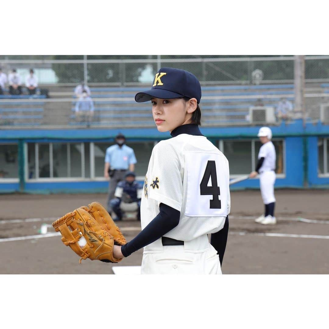 池田朱那のインスタグラム：「. 明日初めて背番号を付けてグランドに立ちます！ やったね遥香🥰  遥香の唯一のオシャレポイント、赤いキラキラの靴下を撮って欲しかっただけなのに 「ムービーかーい」  #ふたりの背番号4」