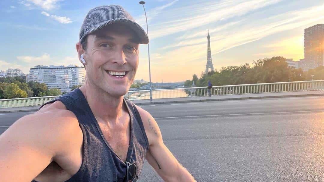 オウェイン・イオマンのインスタグラム：「Not gonna lie there are definitely worse places to take a morning bike ride! #bike #biking #paris #morning #fitness #velib #city #eiffeltower #latoureiffel #latour #cycle #cycliste #cityoflove #cityofbikes #france #vivelafrance🇫🇷#iloveparis」