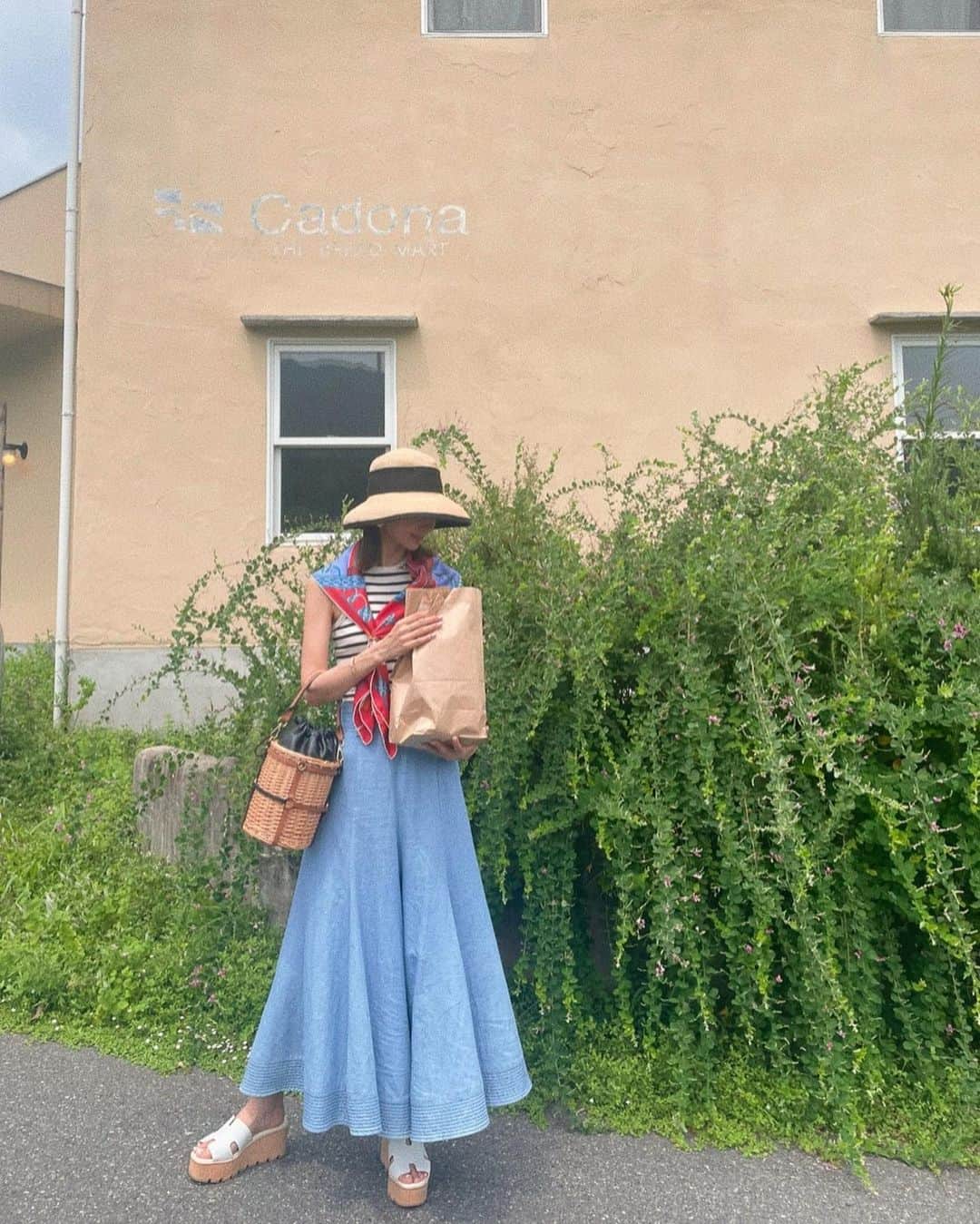のインスタグラム：「お気に入りのパン屋さんの帰りに牧場へ🐄  そんな日はラクチンで合わせやすいデニムワイドパンツ👖 被る日傘で紫外線カットも抜かり無くです🫶🏻✨@hiand_official   #HIAND#ハイアンド#ヘアアレンジ#エルメス#hermes#親子コーデ#aurajewelry  #親子リンクコーデ#母娘コーデ #母息子コーデ#kidsfashion#キッズコーデ#久保アグリファーム#夏休み#広島#広島パン屋#広島カフェ #カドナ#cadona#hnhiand#hnbfashion」