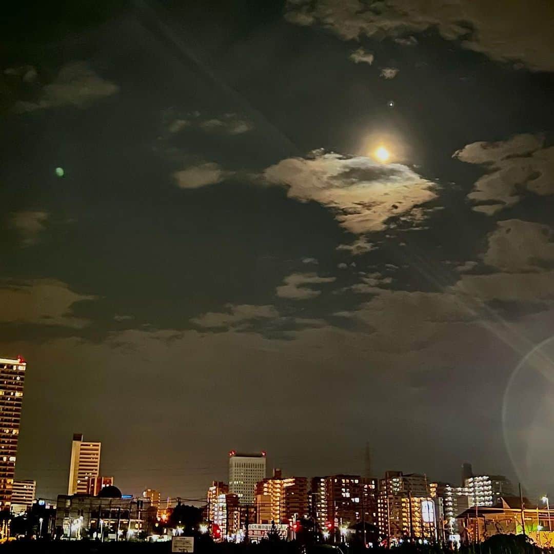 坂崎幸之助のインスタグラム：「さっきの月がこんな高くに🌝  #月 #2時間後 #moon #さっきはオレンジ色だったのに #普通の月🌛 #iPhone13Pro #新曲またヨロシク👍」