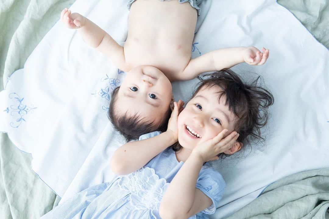 佐々麻梨江のインスタグラム：「👧スクールのアクティビティの一つで、みんなの前で歌いたい子は一人で歌を歌うという時間があって、娘はそのアクティビティに初めての参加だったのに「次はだれの番かな？」と先生に言われて自分から手を上げて立ってみんなの前で歌ったと先生にきいて母感動💕 知らない人には警戒心すごいし、割とシャイな方なのに人前で自ら歌を歌うなんて....😂子供のこういう成長は親としてすごい嬉しい😆 * * * 歌った歌は英語でも日本語でもなく、TWICEの“SIGNAL”。 なぜかTWICEの中でもこれがささったみたいで笑。英才教育です。← * * * 今度はジャンボリーミッキーを歌うらしいです。(たぶん踊るだろうな) * * * Signal のMVで最後なんてエイリアンにTWICEがなっちゃうのかって、100万回質問されてるんだけど、誰か答え教えてください。🙇‍♂️ * * * #momlife #3歳女の子  #8ヶ月ベビー  #siblings」