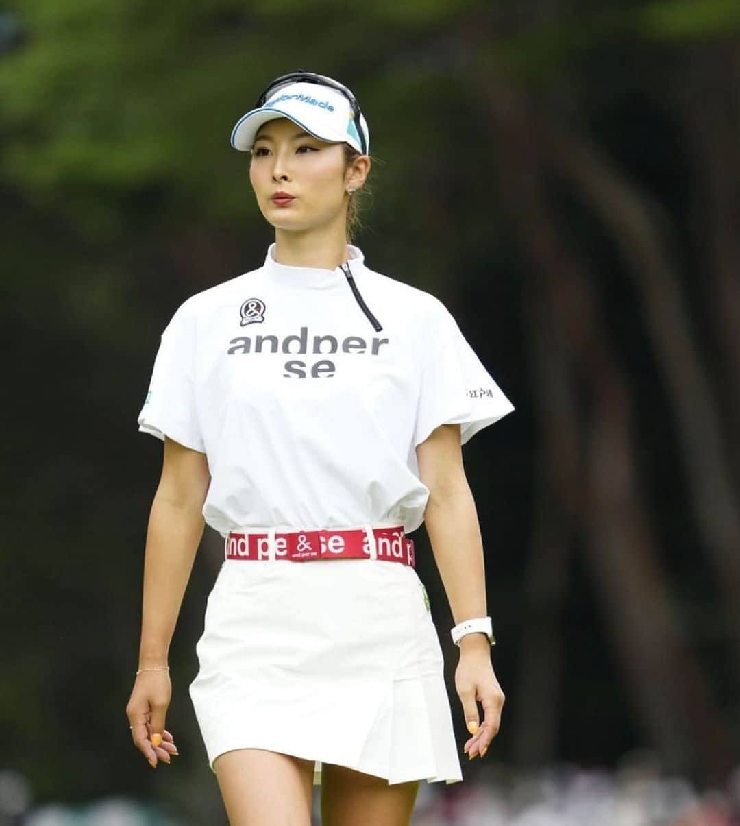 鶴岡果恋のインスタグラム：「.  𝐖𝐡𝐢𝐭𝐞×𝐆𝐫𝐞𝐞𝐧.  今年のアンパスィの秋冬も たまらなく、、かわいいで溢れます。  春夏ウェアから 秋冬ウェアにチェンジしつつあるので 写真納め。  #andperse  #🤍💚」