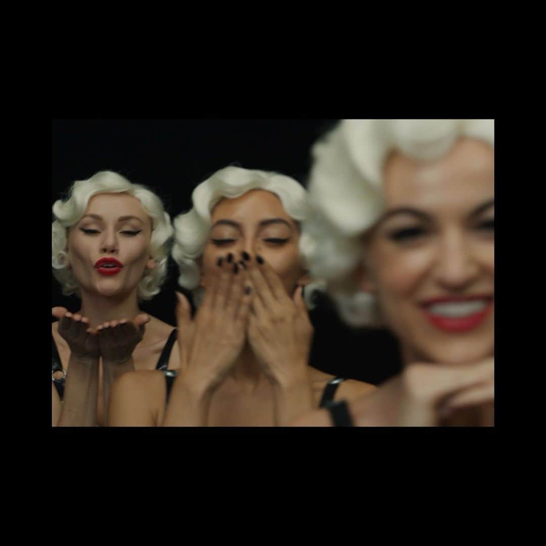 オリヴィア・ワイルドのインスタグラム：「Heba Thorisdotter (@hebathormakeup) is so far out of my league - like every department head on this movie - that the idea of collaborating with her on @dontworrydarling was more of a pipe dream than a possibility. The fact that she agreed to be my partner in makeup crime is still unbelievable to me. Anyone who’s worked with Heba will agree she is the fairy godmother of the set, keeping everyone sane amidst the chaos, while also pushing everything to the next level, creatively. She and her team are next-level genius, and I am foaming-at-the-mouth-excited to show you their work on this movie. Here is a tiny taste. Heba, thank you for your brilliance, your warmth, your loyalty, and your tarot cards at lunch. You are a goddess and I am not worthy. (Fun fact as evidence of aforementioned genius: the first and last slide are the same group of extraordinary dancers, transformed 😮)」