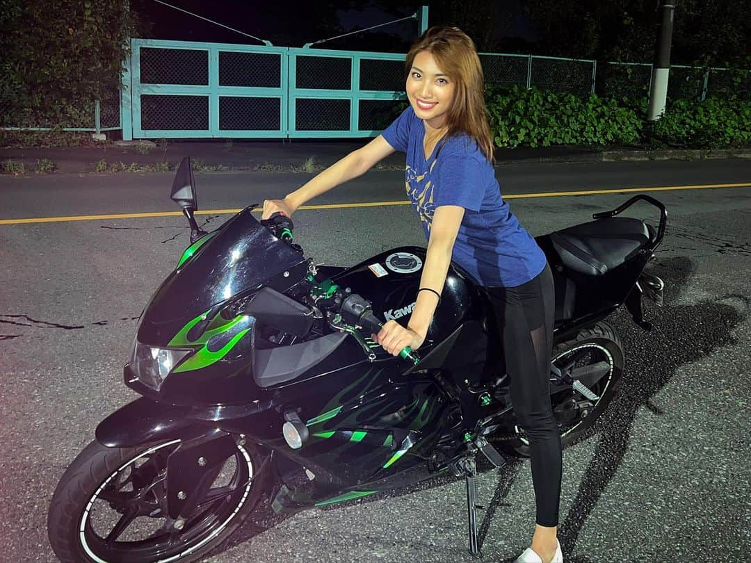 青山めぐさんのインスタグラム写真 - (青山めぐInstagram)「KAWASAKI Ninja 🥷🍃  #バイク #カワサキ #ニンジャ #ツーリング #kawasaki #kawasakininja #ninja #touring」8月15日 23時31分 - megu_19880928