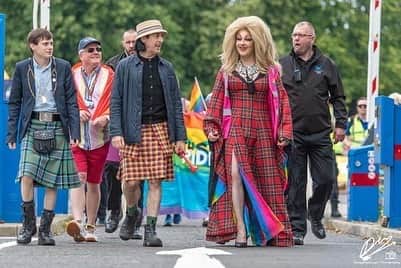のインスタグラム：「I had a such a great day hosting @perthshirepride on Saturday. It was amazing to see so many people out to show their love and support of the LGBTQ + community!  📸 1-3 @snappitysnapsphotography  📸 4-9 @granteepants」