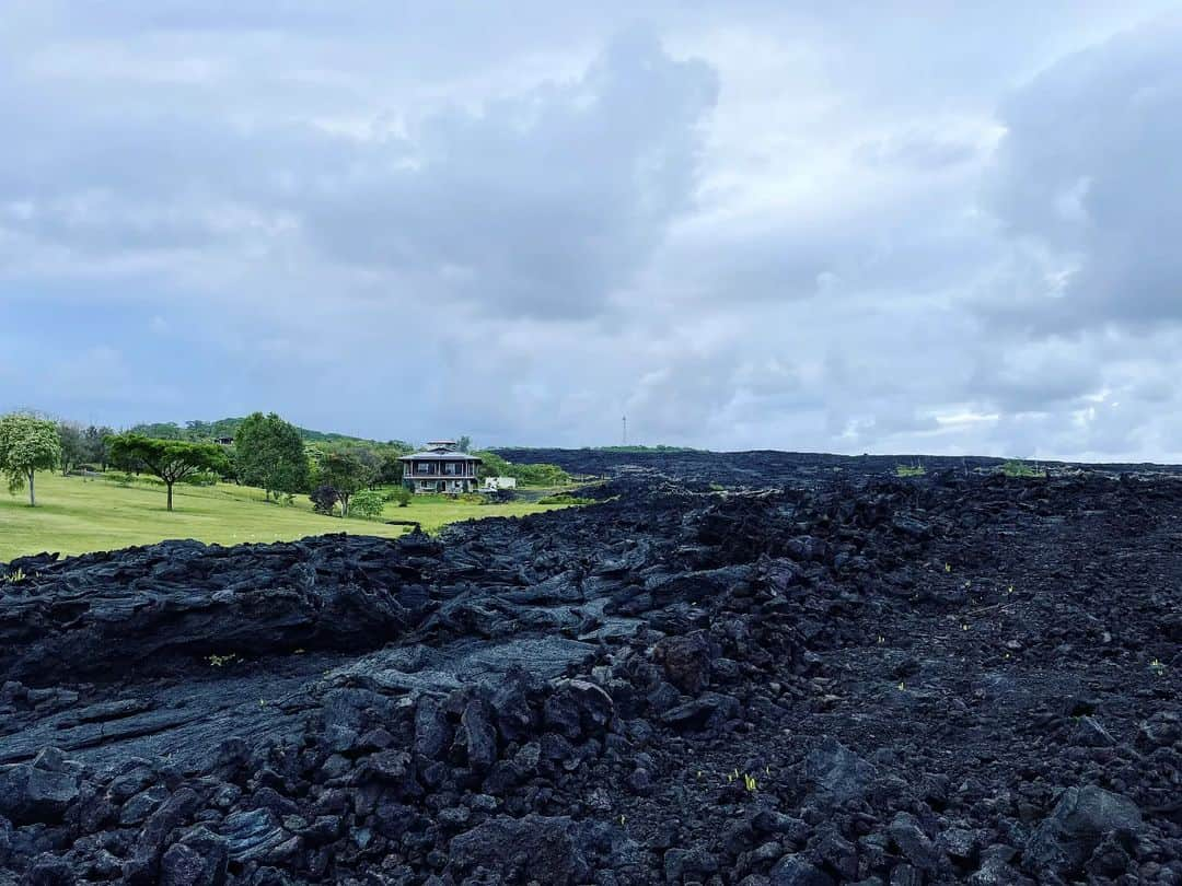 池澤あやかのインスタグラム：「写真整理してたら、もっと溶岩ビュー感が伝わる写真があった。奥に見えるのが宿泊したAirbnb！」