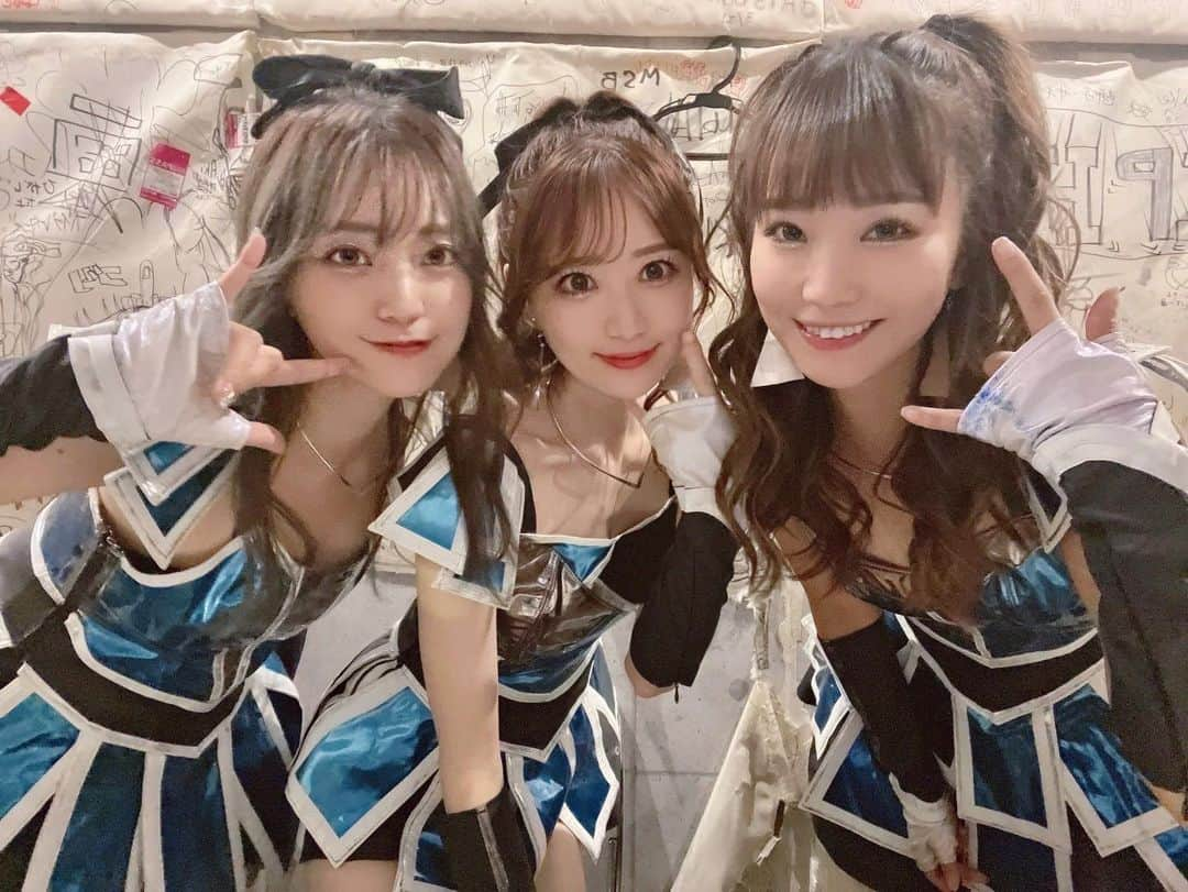 小越しほみさんのインスタグラム写真 - (小越しほみInstagram)「昨日はスマスマLIVEに E SMILEYとして出演しました🎤 ・ 数年ぶりにライブに出て しかもコールありで 緊張したけど楽しすぎたー！❤️‍🔥 ・ LIVEでのステージの上の世界は やっぱりなんて特別な瞬間なんだろう…✨ ・ 他のみんなのステージも生で観れて すごーい楽しかった🥳 ・ やっぱりLIVEがすきだなぁ💓 ・ E SMILEYに誘ってもらって すごい嬉しかったけど 足を引っ張っちゃう気がして自信がなくて🥹 ・ でもそんな私を入れてくれたことが嬉しかったし いっぱい‪ダンス教えてくれたりしたおかげで 本番楽しく出れたよ☺️ ・ 2人ともありがとう🫶🏻 ・ 来てくれたみんなも 楽しんでくれたようで幸せ✨ ・ 本当にありがとうございました🥰 ・ ・ ・ ・ ・ ・ ・ ・ ・ #LIVE #ライブ #アイドル #イースマイリー #スマスマlive #esmiley #小岩オルフェウス #idol #アイドルライブ #楽屋裏 #コスチューム #アイドル衣装 #衣装」8月16日 0時00分 - shihomi1129