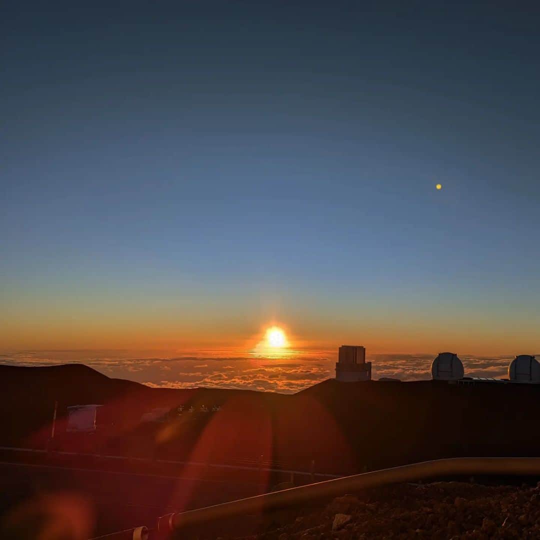 池澤あやかさんのインスタグラム写真 - (池澤あやかInstagram)「マウナケアで見た、星空と夕日。 富士山みたいな登山を想定してたら、登山ではなくドライブだった😂」8月15日 23時59分 - ikeay