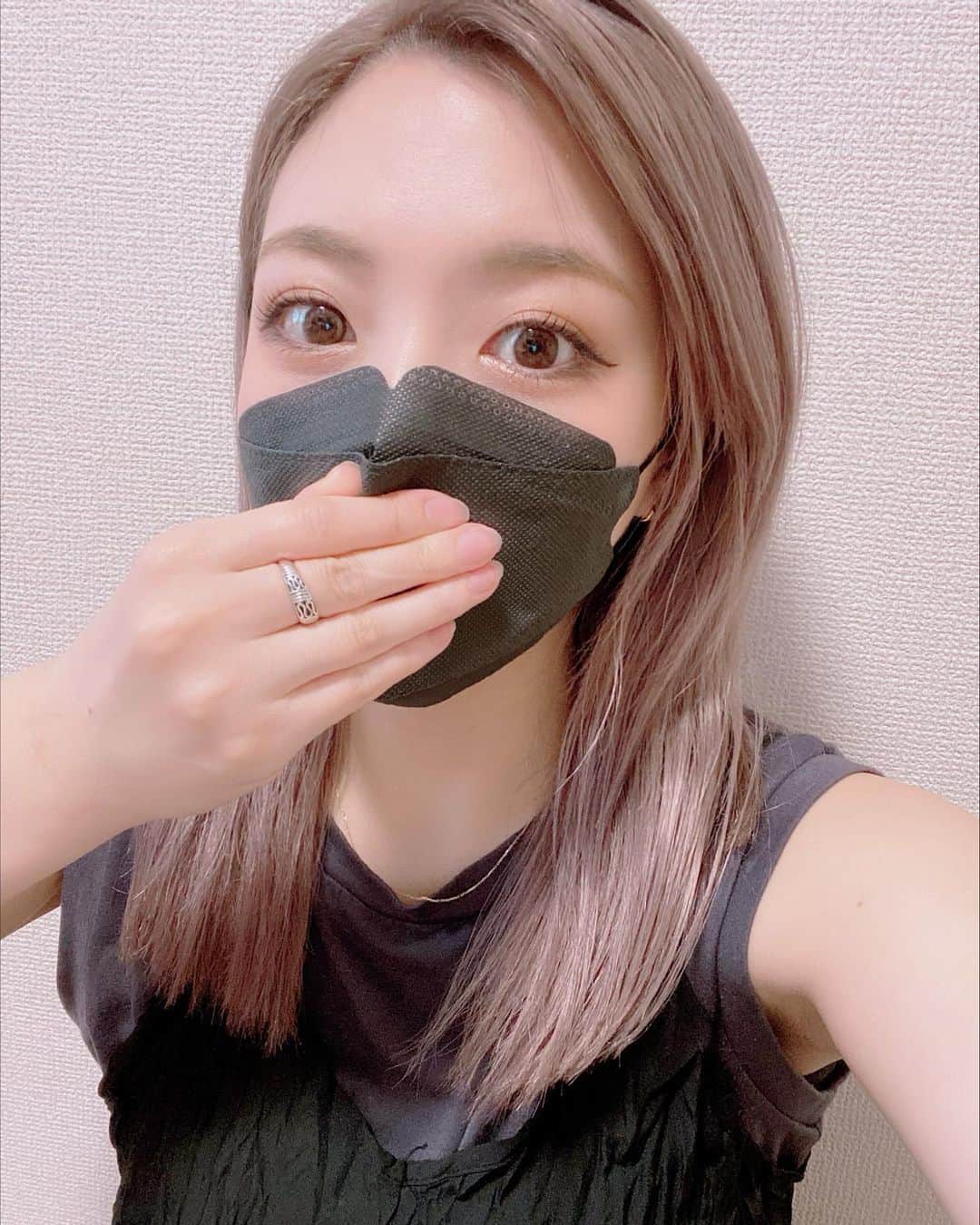 りかのインスタグラム：「世間的には今日でお盆休み終わりかな？👻.  引きこもりニートはずっとお盆休みみたいな毎日だからよくわからないや。笑  写真は、髪を綺麗に染めてもらったのに誰にも会わないからせめて写真でもと撮った時のやつ💇‍♀️🧡  上手に生きていくのって難しい🤔  . .  #diet　#instagood #dancer #showgirl #selfie #love  #show #club #japan #girls #followme #tbt #smile  #likeforlikes #ハイトーン　#ブリーチヘア　#まつぱ　#独身　#アラサー　#Japan #ファッション　#コーデ　#likeforlikes」