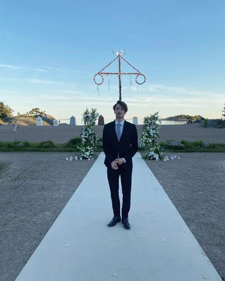 Jussiville JV Partanenのインスタグラム：「Such a beautiful weekend celebrating this wonderful and amazing couple! Congrats again @beataleppilampi & @mikkoleppilampi 🙏 ~~ #wedding #celebration #hanko #hangoncasino #suits #suitup #summerwedding #athlete #icedance」
