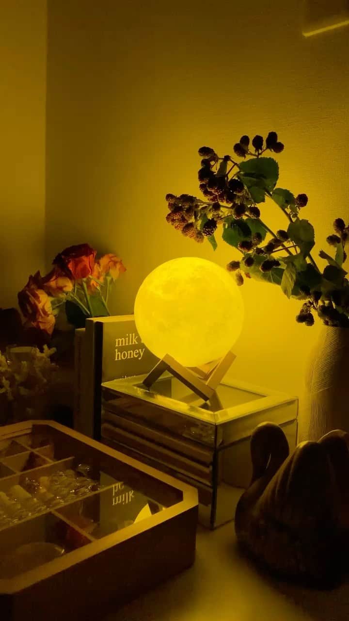 中世古麻衣のインスタグラム：「🌕🌖🌗🌘🌑  明日5時起き…起きれる… おやすみなさい  このランプ実は2代目  #flymetothemoon」