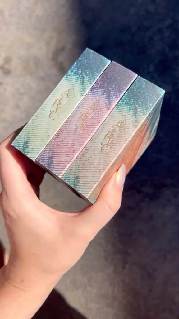 Samantha Ravndahlのインスタグラム：「@glowbyauric velvet flutter lash collection is finally here 🥲 i’m so proud of this launch and hope you love them! $1 from every lash sale goes toward butterfly conservation 🦋」