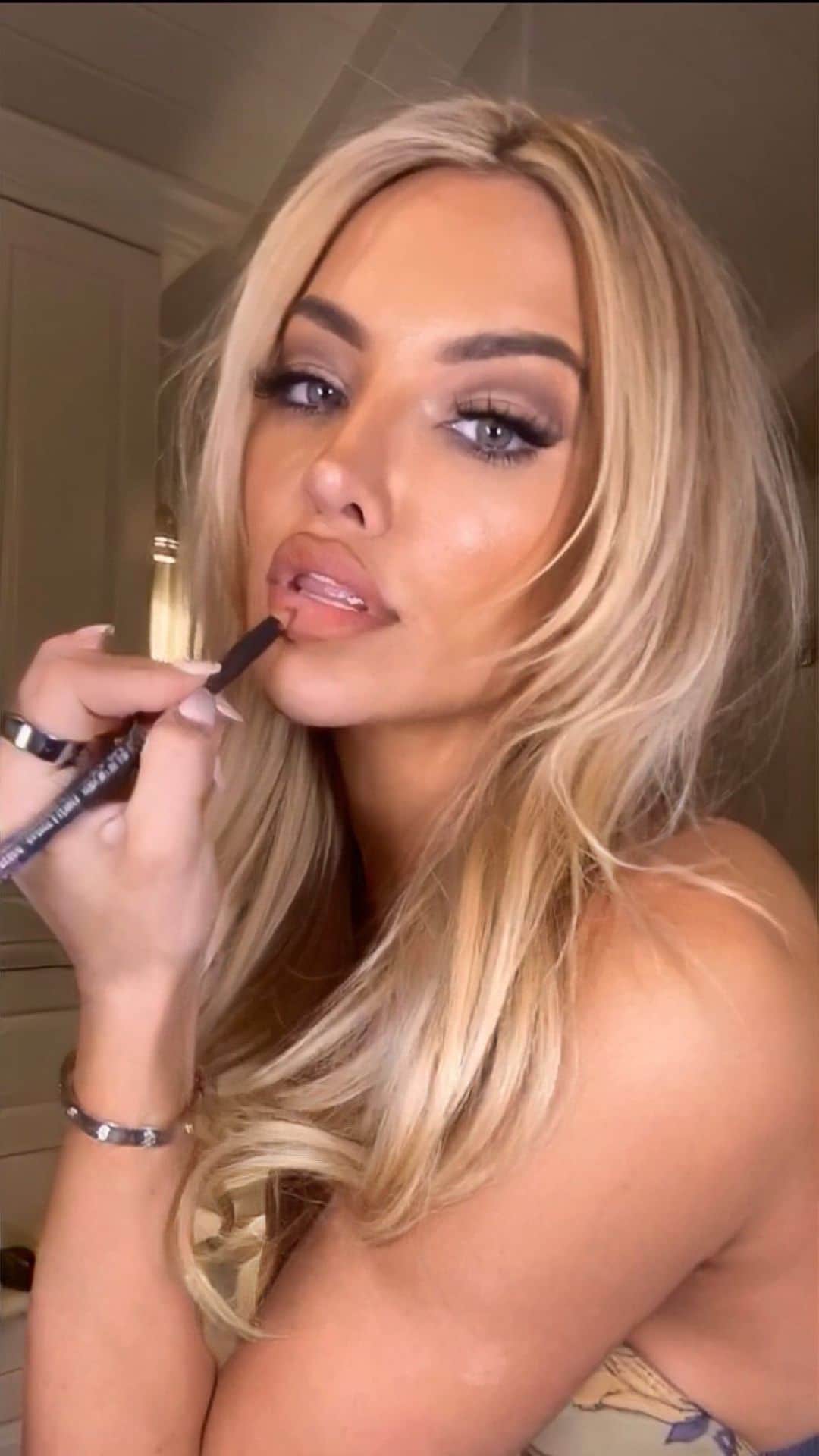 リンジー・ペラスのインスタグラム：「I love sixties glam and I love Nancy and I love Mondays :) ✌🏽 #glam #makeup #HappyMonday  See you at the fun place, hit the 🔗 @emily_harper_ @peterhairbh」