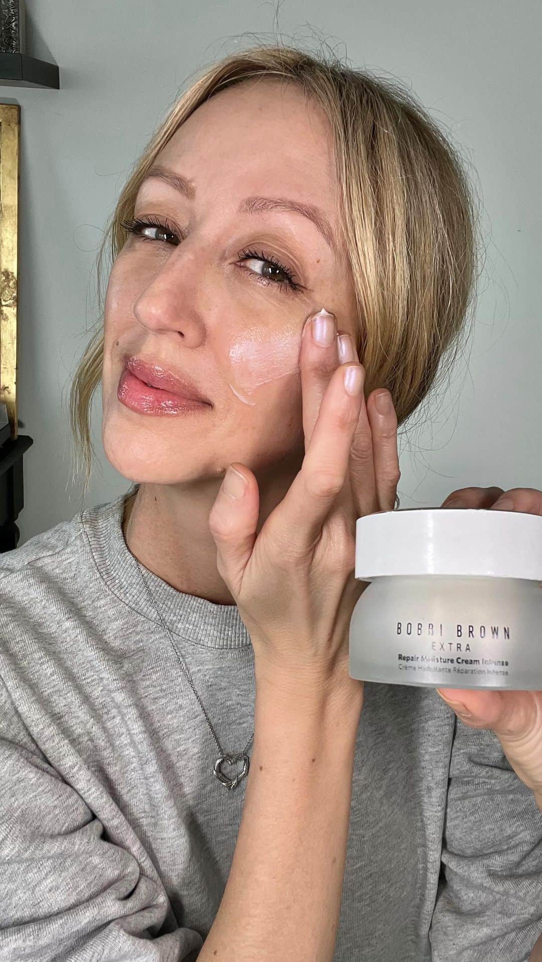 のインスタグラム：「National Relaxation Day with @micheleshakeshaft_artistry .」