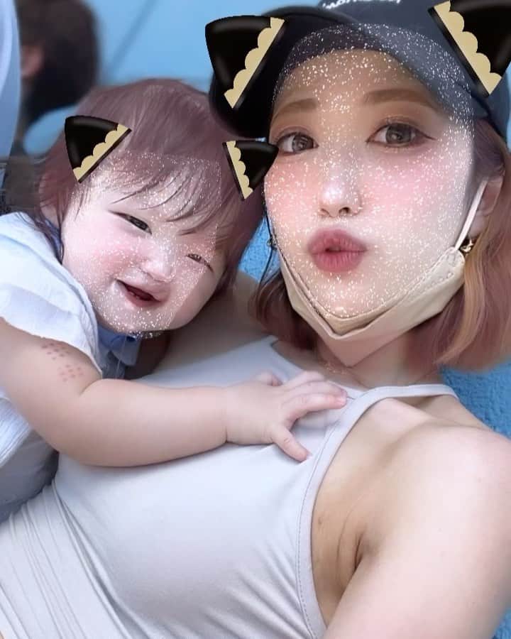 ゆらのインスタグラム：「下の子がママっ子すぎるんだよー🥹🥹🫧  可愛いけど全部ママじゃなきゃダメだから 年子育ててると結構大変。笑 可愛いけどね♡  #年子育児 #年子ママ #ママっ子 #生後10ヶ月 #1歳8ヶ月 #年子姉妹 #selfie #アーニャ」