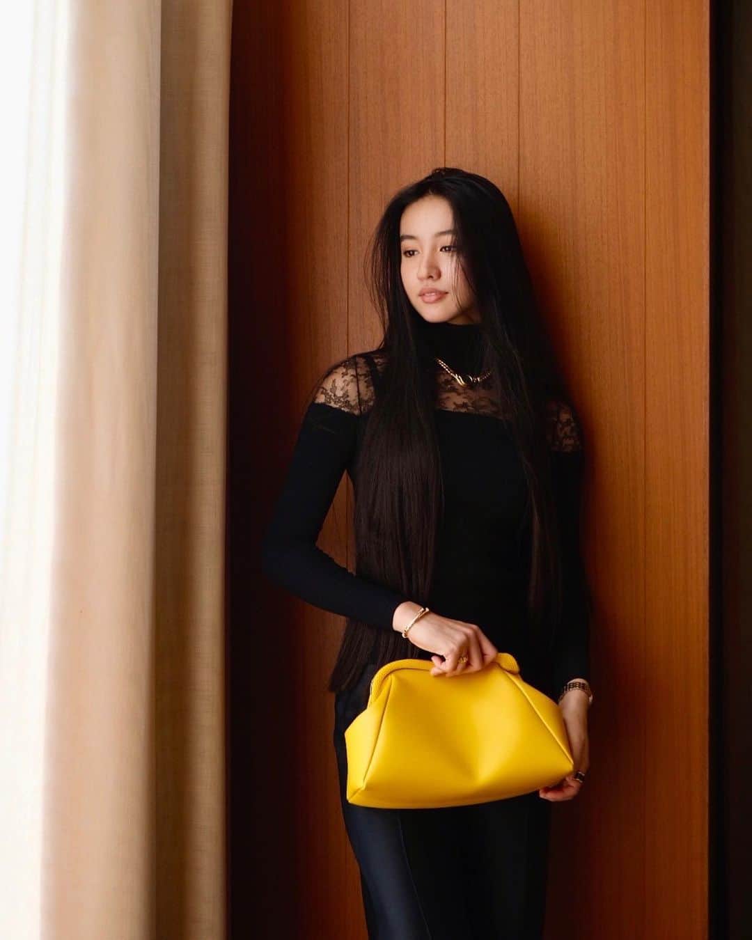 のインスタグラム：「Today’s outfit ☺️  Bag and jewelry @bulgari   今日は大好きなババちゃんのお誕生日❤️ 🎂  いつまでも元気で、健康でおしゃれが大好きなババちゃんでいてね！」