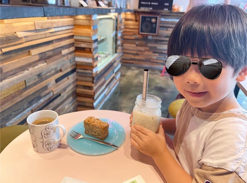 のインスタグラム：「朝活🤍  2日ぶりに息子たちと再会🌈 なんだかパパとの息がぴったりになってるー☺️  こうやって会わないうちに 成長していくのだなぁ。。  今朝は長男とカフェに行きました。  なんだかデートも久々だねと 話しながら✨  次男の汗のにおいがたまらない。。。  くんくん。笑  #boys #brothers #くもんの宿題 #終わったらポケモン #アメに変えるの習得 #暑いね」